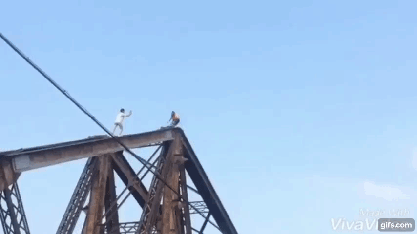 Hoảng hồn với thanh niên Hoảng hồn với thanh niên