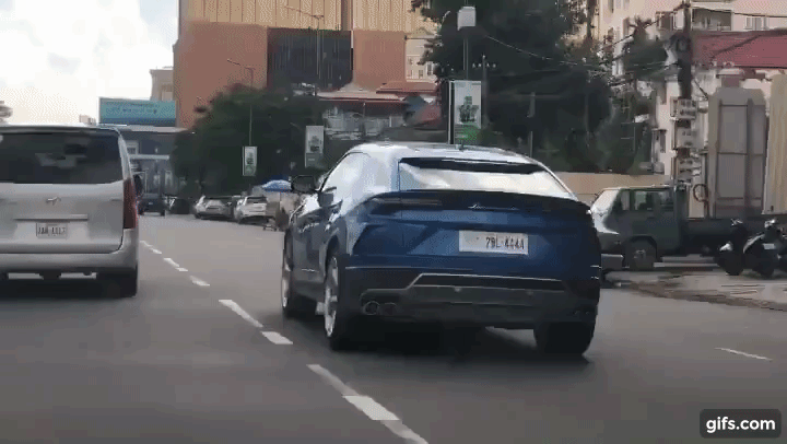 Chiếc Lamborghini Urus màu xanh dương đã bị bắt gặp lăn bánh trên đường phố Campuchia với chiếc biển tứ quý đẹp mắt