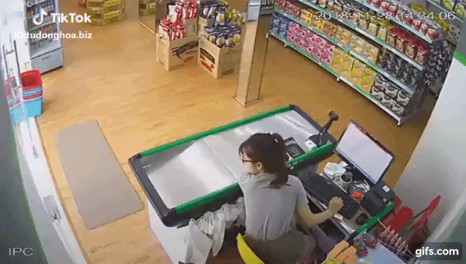 Điều khiển xe máy lao thẳng vào cửa hàng, Điều khiển xe máy lao thẳng vào cửa hàng,