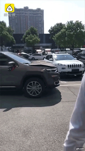 Khoảnh khắc nữ tài xế lái chiếc Jeep đâm vào một ô tô đang đỗ