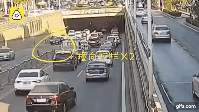 Đạp nhầm chân ga, nữ tài xế lái Mercedes-Benz đâm liên hoàn 9 ô tô Đạp nhầm chân ga, nữ tài xế lái Mercedes-Benz đâm liên hoàn 9 ô tô