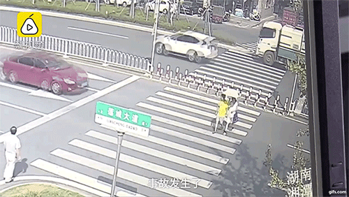 Quay lại mắng trẻ con ở hàng ghế sau, nữ tài xế đâm tử vong người qua đường Quay lại mắng trẻ con ở hàng ghế sau, nữ tài xế đâm tử vong người qua đường