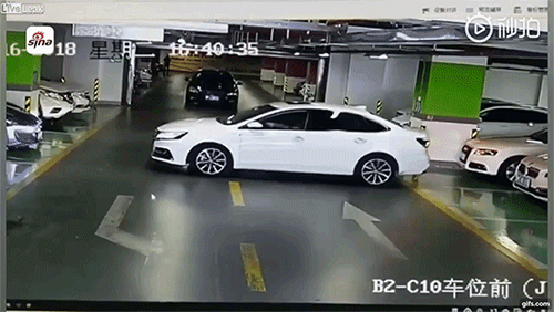 Nữ tài xế gây tai nạn liên hoàn trong hầm đỗ xe, đâm hỏng 3 ô tô hạng sang Nữ tài xế gây tai nạn liên hoàn trong hầm đỗ xe, đâm hỏng 3 ô tô hạng sang