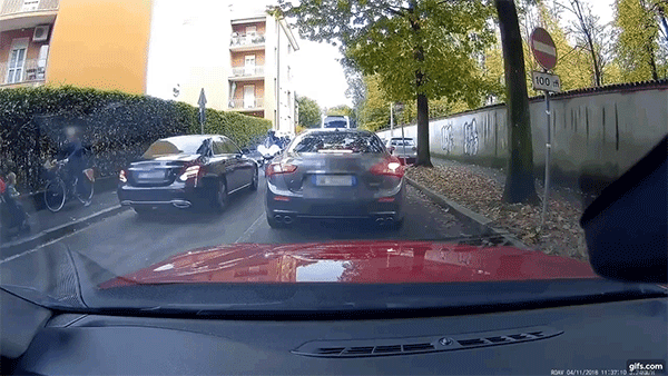 Khoảnh khắc 2 chiếc Mercedes-Benz C-Class và Audi A1 phải lùi lại vì đụng độ đoàn mô tô của cảnh sát