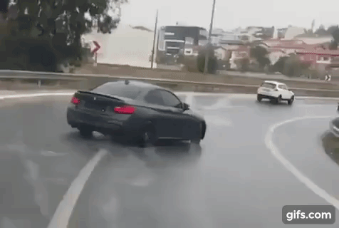 Dù đường trơn do mưa, tài xế BMW 2-Series vẫn trình diễn màn drift đầy điệu nghệ trên đường phố Dù đường trơn do mưa, tài xế BMW 2-Series vẫn trình diễn màn drift đầy điệu nghệ trên đường phố