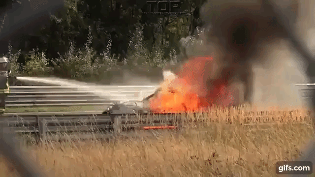 Chiếc Porsche 911 GT3 bốc cháy dữ dội tại đường đua Nurburgring