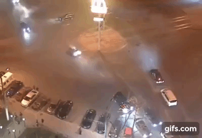 Dân chơi drift xe BMW M3 xung quanh bùng binh chỉ để tìm chỗ trống đỗ xe Dân chơi drift xe BMW M3 xung quanh bùng binh chỉ để tìm chỗ trống đỗ xe