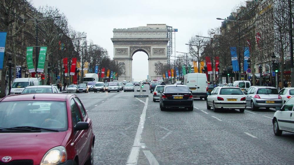 Paris muốn ngừng xe ô tô chạy bằng dầu khí vào năm 2024