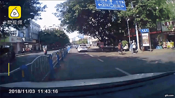 Xem xong 2 vụ tai nạn này, nhiều người lại ngán ngẩm với khả năng lái xe của chị em phụ nữ Xem xong 2 vụ tai nạn này, nhiều người lại ngán ngẩm với khả năng lái xe của chị em phụ nữ