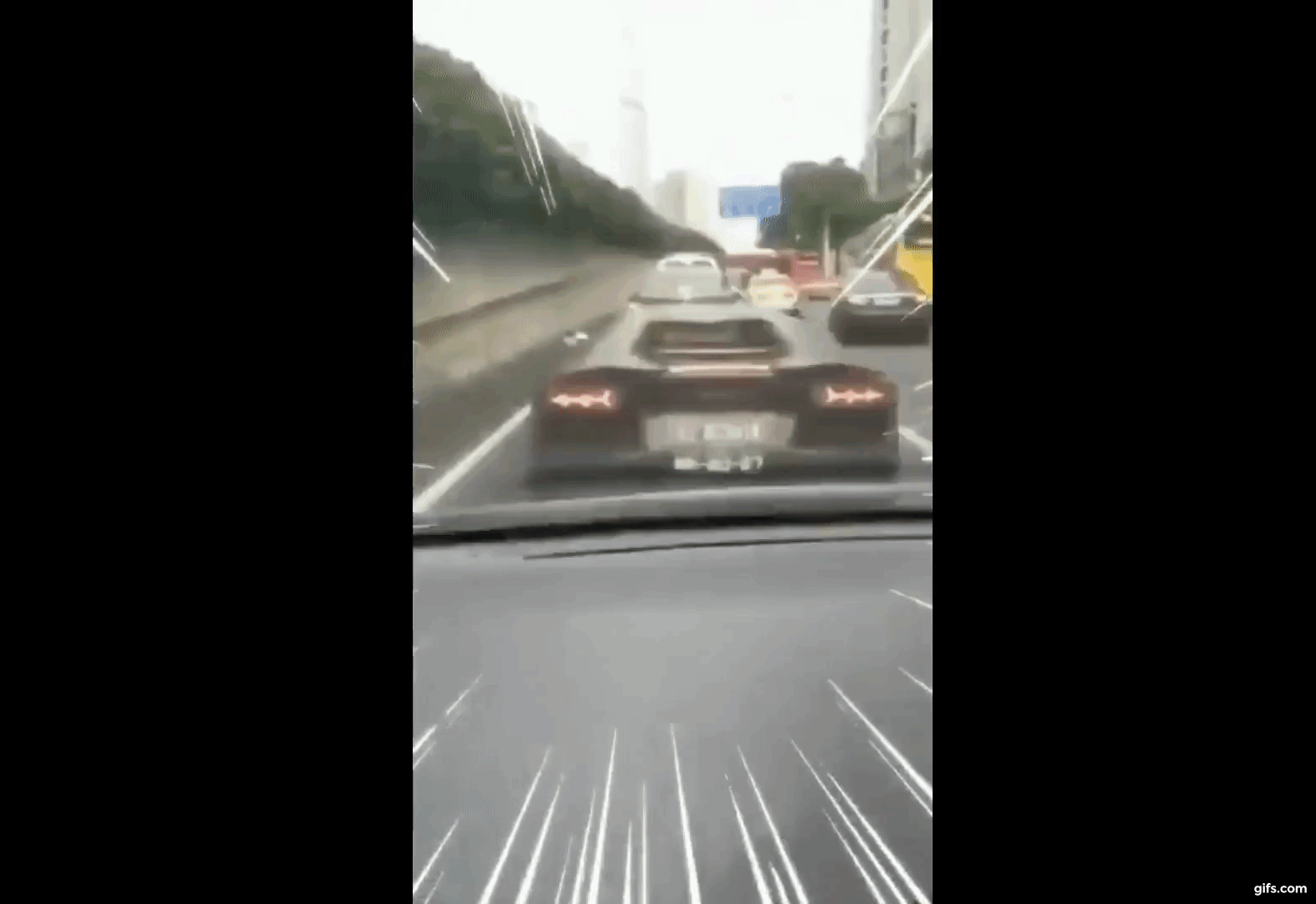 Mải mê gọi tên Lamborghini, người đàn ông lái ô tô tông vào đuôi siêu xe này Mải mê gọi tên Lamborghini, người đàn ông lái ô tô tông vào đuôi siêu xe này