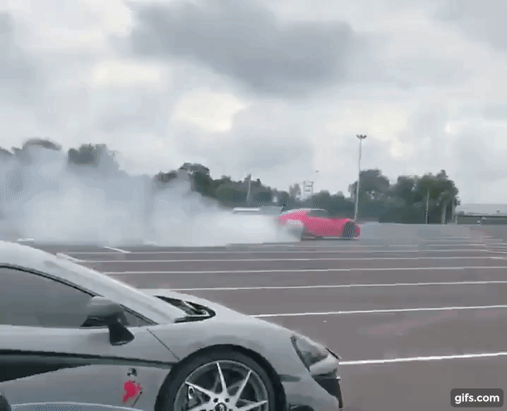  siêu xe Lamborghini Huracan LP580-2 màu đỏ được chủ nhân ngẫu hứng đem ra drift và đốt lốp