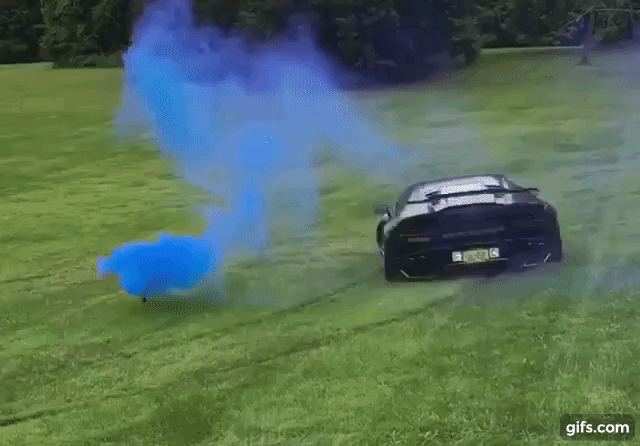 Lamborghini Huracan LP610-4 drift trên đồi cỏ với pháo sáng màu xanh