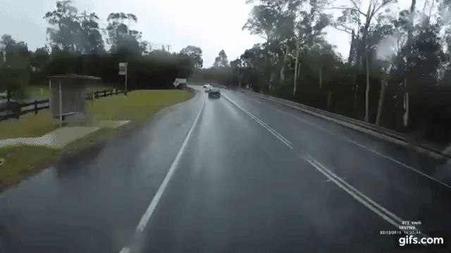 Khoảnh khắc vụ tai nạn thảm khốc củ 3 chiếc ô tô