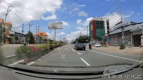 Tài xế Mercedes-Benz S400 đánh lái nhanh như cắt, 2 người thoát chết tại Bình Dương Tài xế Mercedes-Benz S400 đánh lái nhanh như cắt, 2 người thoát chết tại Bình Dương