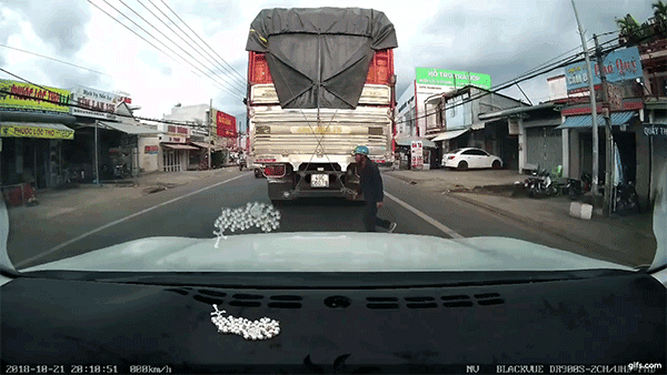 Lâm Đồng: Sang đường ẩu, người đàn ông bị ô tô Honda City hất văng