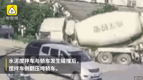 Bị xe bồn lật trúng, SUV hạng sang Audi bẹp dúm Bị xe bồn lật trúng, SUV hạng sang Audi bẹp dúm