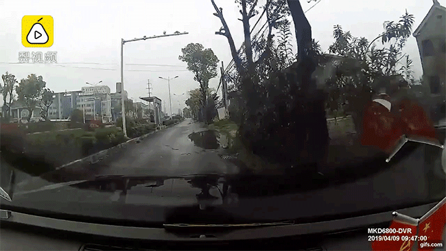 Khoảnh khắc chiếc Audi đâm vào điểm dừng chờ xe buýt