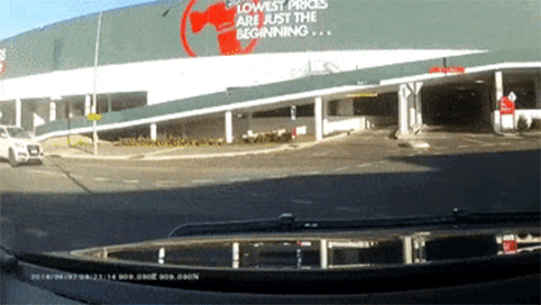 Đang rẽ, SUV hạng sang Audi Q7 bất ngờ lao thẳng vào đầu Volkswagen Amarok Đang rẽ, SUV hạng sang Audi Q7 bất ngờ lao thẳng vào đầu Volkswagen Amarok