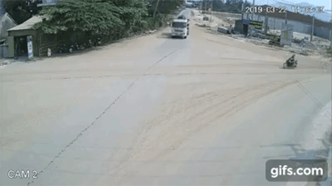 Khoảnh khắc vụ va chạm giữa xe máy và xe bồn xảy ra