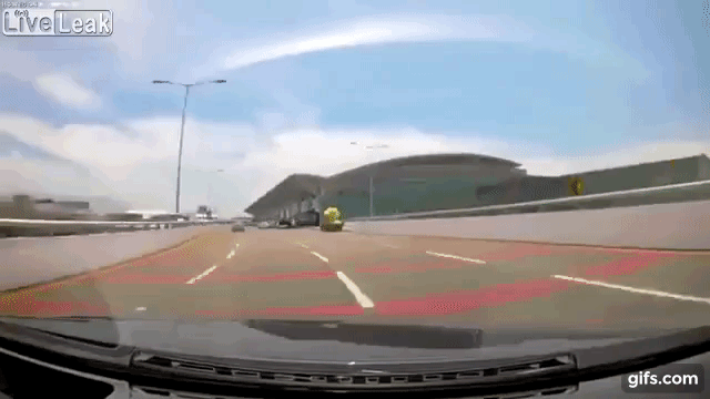 Khoảnh khắc chiếc BMW đâm vào tài xế taxi