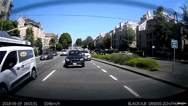 Cố vượt BMW X1, SUV hạng sang BMW X4 suýt bị lật Cố vượt BMW X1, SUV hạng sang BMW X4 suýt bị lật