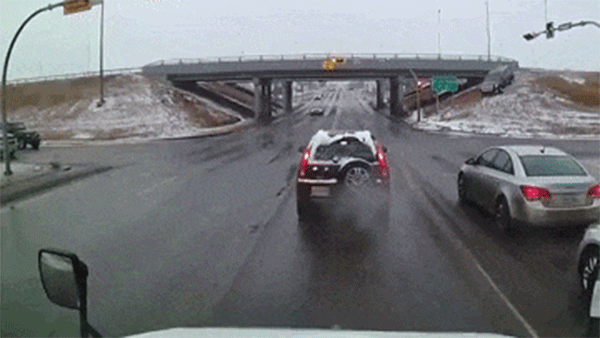 SUV hạng sang Cadillac Escalade gãy trục trước lao như bay từ trên cầu vượt xuống giữa ngã tư SUV hạng sang Cadillac Escalade gãy trục trước lao như bay từ trên cầu vượt xuống giữa ngã tư