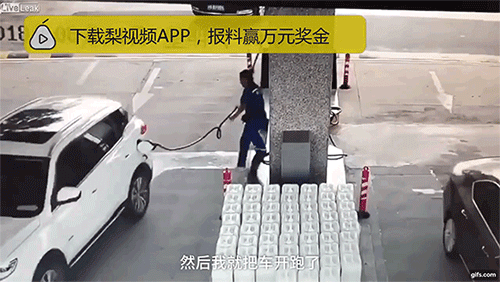 Sự lơ đễnh của tài xế ô tô khiến nữ nhân viên cây xăng bị vòi bơm xăng đập vào đầu