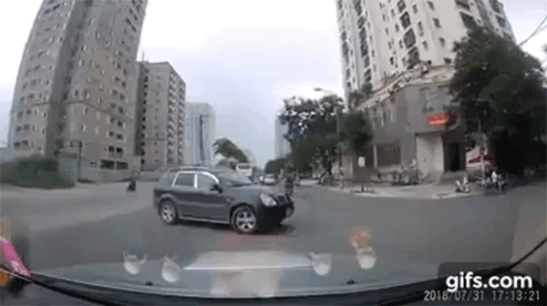 Video ô tô sang đường ẩu, bị xe máy đâm trúng tại Hà Nội khiến cư dân mạng tranh cãi Video ô tô sang đường ẩu, bị xe máy đâm trúng tại Hà Nội khiến cư dân mạng tranh cãi