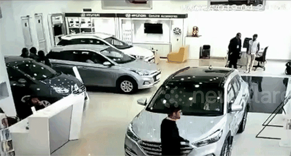 Ngồi thử vào xe, cô gái vô tình nhấn chân ga khiến chiếc ô tô Hyundai đâm vỡ kính cửa của đại lý Ngồi thử vào xe, cô gái vô tình nhấn chân ga khiến chiếc ô tô Hyundai đâm vỡ kính cửa của đại lý
