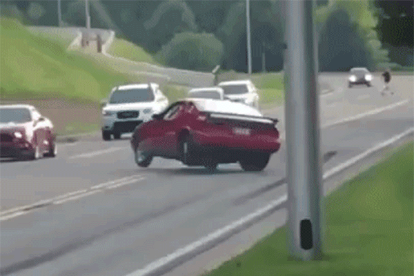 Người lái ham thể hiện, Dodge Daytona đâm gãy trục Ford Mustang Người lái ham thể hiện, Dodge Daytona đâm gãy trục Ford Mustang