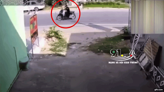 Khoảnh khắc chiếc Honda Vision va chạm với Toyota Innova