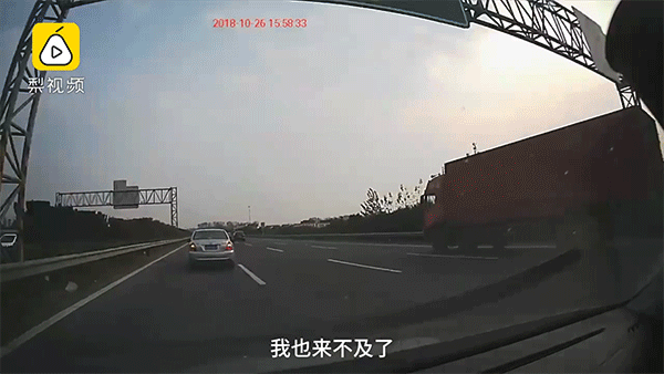 Dừng trên cao tốc để đóng nắp capô, tài xế khiến chiếc Hyundai Elantra của mình bị đâm từ phía sau Dừng trên cao tốc để đóng nắp capô, tài xế khiến chiếc Hyundai Elantra của mình bị đâm từ phía sau