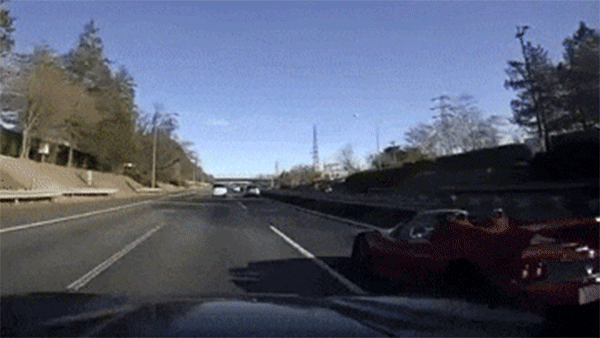 Chiếc Ferrari 360 Modena bị Ferrari F50 tạt đầu nên gặp nạn