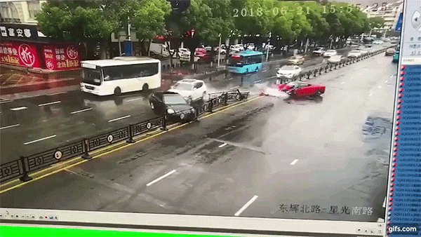 Nữ tài xế đâm nát Ferrari 458 Italia ngay sau khi thuê siêu xe này Nữ tài xế đâm nát Ferrari 458 Italia ngay sau khi thuê siêu xe này