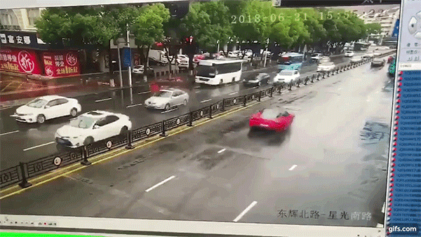 Nữ tài xế đâm nát Ferrari 458 Italia ngay sau khi thuê siêu xe này Nữ tài xế đâm nát Ferrari 458 Italia ngay sau khi thuê siêu xe này