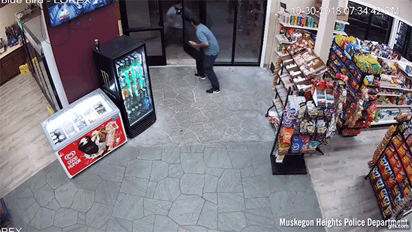 Ford Explorer lùi thẳng vào cửa hàng rượu, nhiều người phải thốt lên: Ford Explorer lùi thẳng vào cửa hàng rượu, nhiều người phải thốt lên: