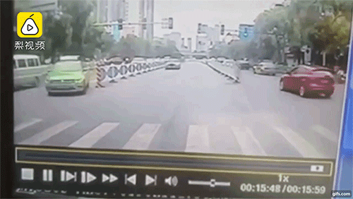 Cố gắng đánh lái tránh xe taxi, tài xế Ford Mustang đâm bị thương 12 người Cố gắng đánh lái tránh xe taxi, tài xế Ford Mustang đâm bị thương 12 người