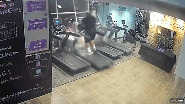 Nữ tài xế lái chiếc Mercedes-Benz GLC lao thẳng vào phòng tập gym khiến một người đàn ông bị thương Nữ tài xế lái chiếc Mercedes-Benz GLC lao thẳng vào phòng tập gym khiến một người đàn ông bị thương