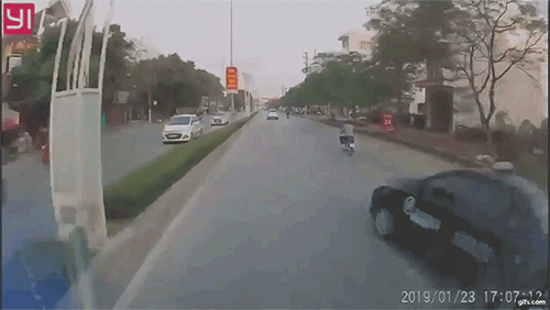 Chiếc taxi lao vào vỉa hè rồi lật ngửa