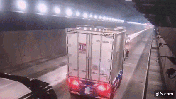 Khoảnh khắc vụ tai nạn của chiếc xe container xảy ra