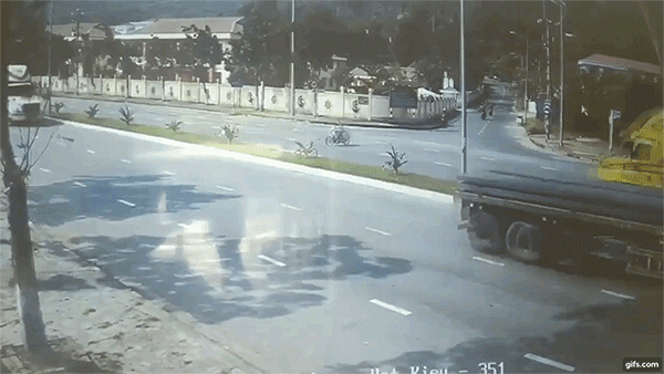 Đà Nẵng: Ôm cua thất bại, thanh niên đâm vào dải phân cách ở tốc độ cao và ngã trước đầu xe container Đà Nẵng: Ôm cua thất bại, thanh niên đâm vào dải phân cách ở tốc độ cao và ngã trước đầu xe container