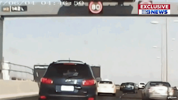 Khoảnh khắc biển báo rơi trúng nóc chiếc SUV