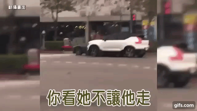 Nghi chồng chở nhân tình, vợ lái Volvo XC40 đuổi theo và gây tai nạn hi hữu Nghi chồng chở nhân tình, vợ lái Volvo XC40 đuổi theo và gây tai nạn hi hữu