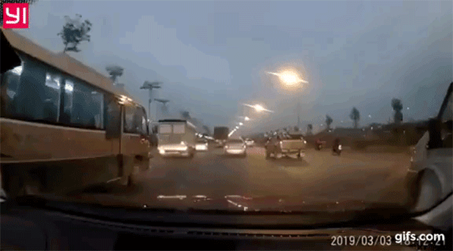 Hà Nội: Nữ tài xế lái Honda CR-V đâm vào dải phân cách khiến xe lật ngửa, rụng bánh Hà Nội: Nữ tài xế lái Honda CR-V đâm vào dải phân cách khiến xe lật ngửa, rụng bánh
