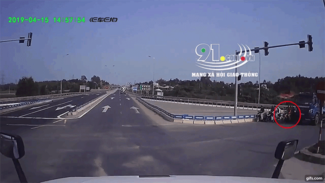 Đà Nẵng: Vượt đèn đỏ rồi đâm vào ô tô khách, người đàn ông đi Honda Winner 150 nằm gục trên đường Đà Nẵng: Vượt đèn đỏ rồi đâm vào ô tô khách, người đàn ông đi Honda Winner 150 nằm gục trên đường