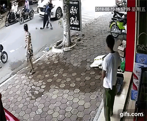 Lạng Sơn: Gây tai nạn, tài xế lái Kia Sedona kéo bà cụ vào vỉa hè rồi bỏ đi Lạng Sơn: Gây tai nạn, tài xế lái Kia Sedona kéo bà cụ vào vỉa hè rồi bỏ đi