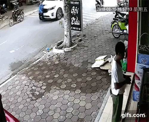 Lạng Sơn: Gây tai nạn, tài xế lái Kia Sedona kéo bà cụ vào vỉa hè rồi bỏ đi Lạng Sơn: Gây tai nạn, tài xế lái Kia Sedona kéo bà cụ vào vỉa hè rồi bỏ đi