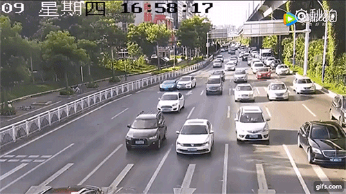 Lamborghini Aventador S Roadster dính vào tai nạn liên hoàn, cư dân mạng tranh cãi ai phải đền tiền Lamborghini Aventador S Roadster dính vào tai nạn liên hoàn, cư dân mạng tranh cãi ai phải đền tiền