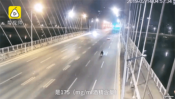 Khoảnh khắc chiếc Lamborghini Huracan đâm chiếc xe máy