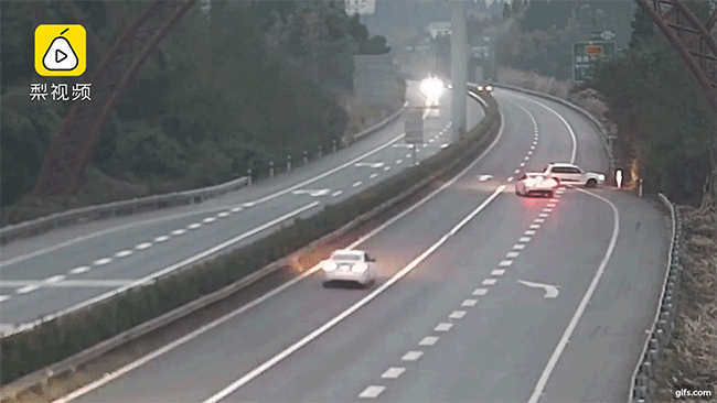 Chiếc SUV màu đen húc vào đuôi chiếc sedan màu trắng